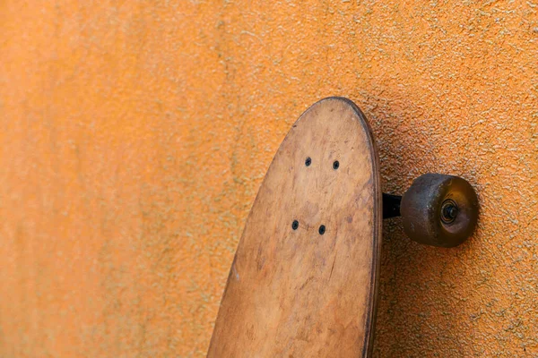 Longboard Skate Usado Apoyado Sucia Pared Naranja Enfoque Selectivo — Foto de Stock