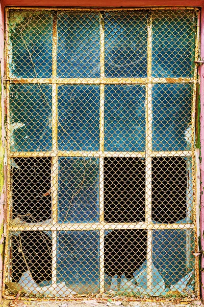 Παλιά Παράθυρα Πλέγματος Σπασμένα Γυαλιά Στον Εξωτερικό Τοίχο Ενός Παλιού — Φωτογραφία Αρχείου