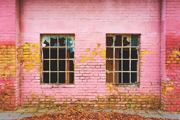 古い放棄された工場倉庫の建物の外壁に壊れたガラスと古いグリッドウィンドウ — ストック写真
