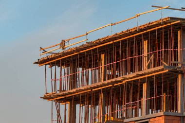 İnşaat yapısının beton sütunlarını tutan yapı iskelesi, seçici odaklanma