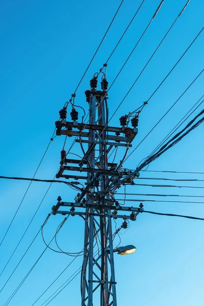 Altes Stromnetz Und Straßenlaternenmast Mit Kabeln Und Drähten Gegen Blauen — Stockfoto