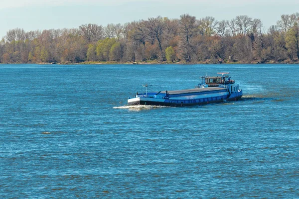 Embarcación Contenedores Para Transporte Mercancías Río Danubio Enfoque Selectivo — Foto de Stock