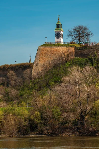 ノヴィ セルビア 2023年3月24日 ペトロヴァラディン要塞とノヴィ サドの最も重要なランドマークとシンボルの1つである白い時計塔 — ストック写真