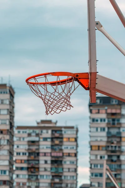 Straat Hoepels Outdoor Basketbalveld Rand Het Net Met Appartement Gebouw — Stockfoto