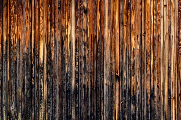 プレハブ住宅の古い木造ファサードを背景に着用 — ストック写真