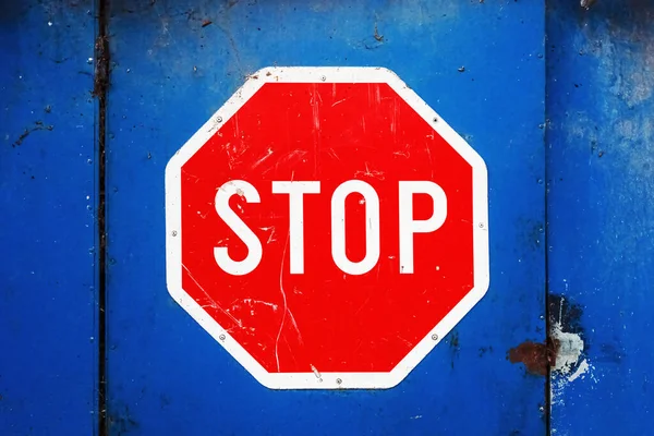 Зупинити Знак Синіх Гаражних Дверях Віньєткою — стокове фото