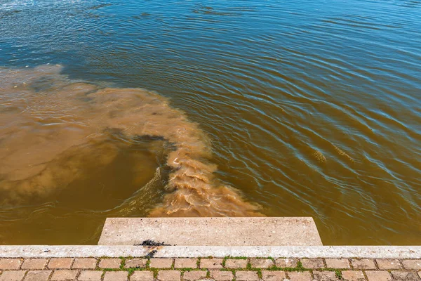 下水管が川に落ち 水質汚濁と環境被害の概念は 選択的な焦点 — ストック写真