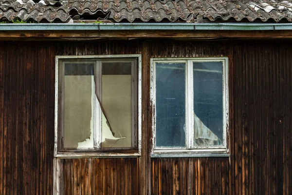 Old Worn Ruined Wooden Prefabricated House Ready Run — Stock Photo, Image
