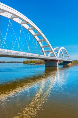 Zezelj köprüsü, Sırbistan 'ın Voyvodina eyaletinin Novi Sad kentindeki Tuna Nehri üzerinde bağlı kemerli bir köprü. Bu yapı 2018 yılında açıldı..