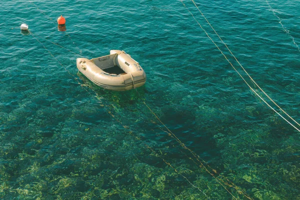 アドリア海のラブランマリーナに係留された小さなインフレータブルボート — ストック写真