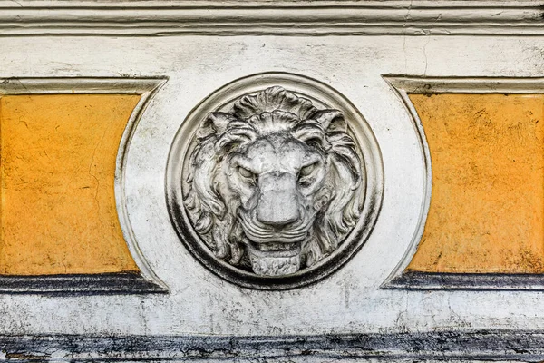 Löwenkopf Betonform Als Dekoratives Detail Einer Alten Mauer Architektonisches Merkmal — Stockfoto