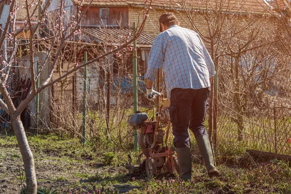 Jordbrukaren Utför Trädgårdsjordbearbetning Med Gammal Dålig Jordbearbetningsmaskin Selektivt Fokus — Stockfoto