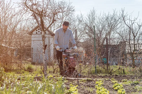 Agriculteur Effectuant Travail Sol Jardin Avec Une Vieille Machine Agricole — Photo