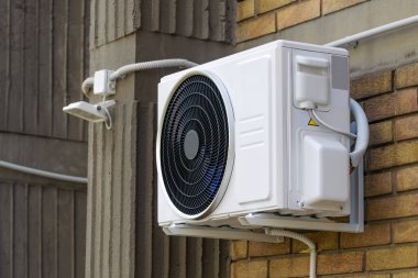 Klima, bina duvarında dış üniteyi ayırdı, seçici odak