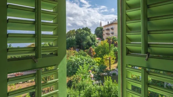 Otwarte Okno Zielonymi Drewnianymi Okiennicami Widokiem Lovran Cel Podróży Nad — Zdjęcie stockowe