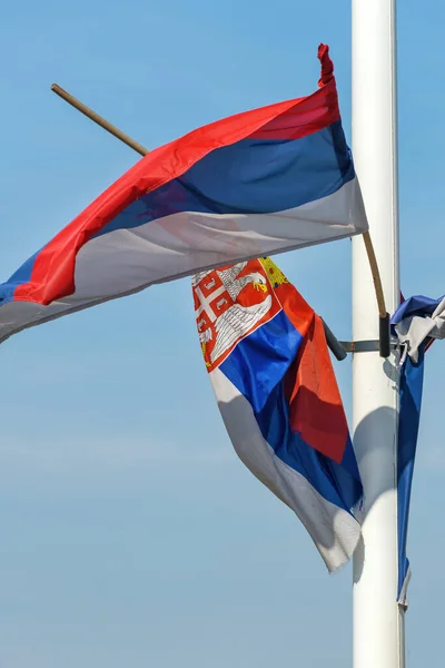 Szerbia Kitépett Időjárott Zászlója Szélben Lengő Oszlopon Szelektív Fókusz — Stock Fotó