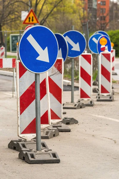 必須右障害物回り道道路標識や道路上の安全バリア標識を維持し 修復されています 選択的な焦点 — ストック写真