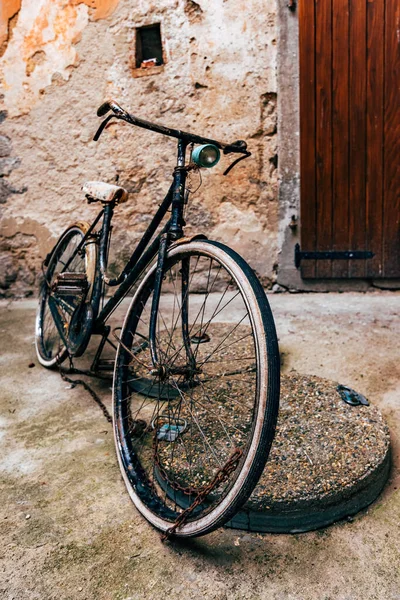 Брошенный Винтажный Черный Велосипед Улице Старого Города Ловран Хорватии Избирательный — стоковое фото