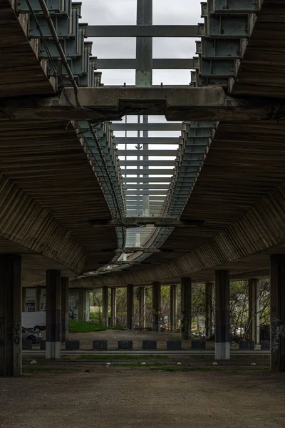 超党派の建築様式の例 大規模なコンクリート架橋の低角度ビュー 選択的焦点 — ストック写真