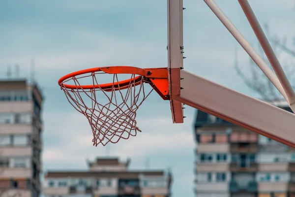 Уличные Обручи Наружный Баскетбольный Корт Сетка Жилым Домом Заднем Плане — стоковое фото