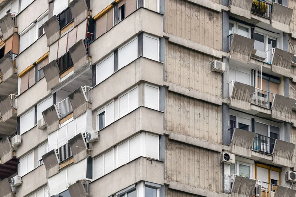 Brutalist Mimari Örneği Betondan Yapılmış Yüksek Apartman Gökdeleni Cephesinde Klimalar — Stok fotoğraf