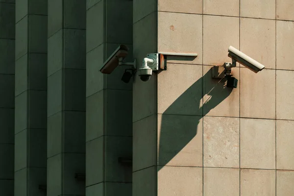 Alte Verschlissene Überwachungskameras Hauswand Montiert Selektiver Fokus — Stockfoto