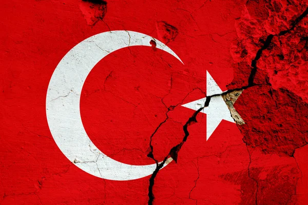 地震后裂缝墙的土耳其国旗叠置纹理 概念图 — 图库照片
