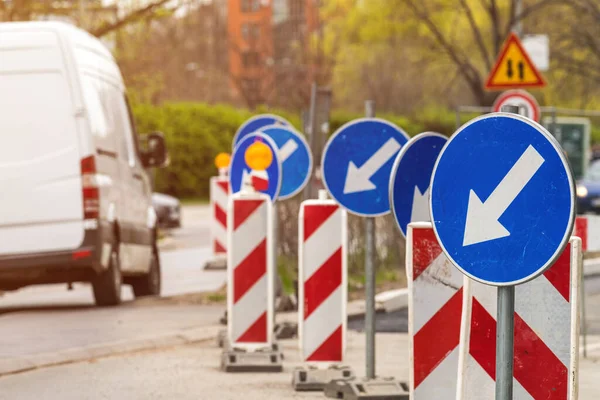 Obligatorisch Links Halten Hindernis Umleitung Verkehrszeichen Und Schutzplanken Beschilderung Auf — Stockfoto