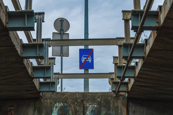 Brutalist Mimari Tarzı Örnek Geniş Beton Üstgeçit Köprüsünün Düşük Açılı — Stok fotoğraf