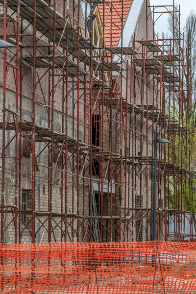 建設現場の足場構造 古い工業ビルの改修 選択的な焦点 — ストック写真