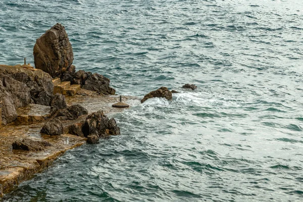 Oceaangolven Remmen Rotsen Langs Kust Bedekken Met Wit Zeeschuim Zonnige — Stockfoto