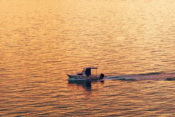Rybářský Člun Moři Při Západu Slunce Selektivní Zaměření — Stock fotografie
