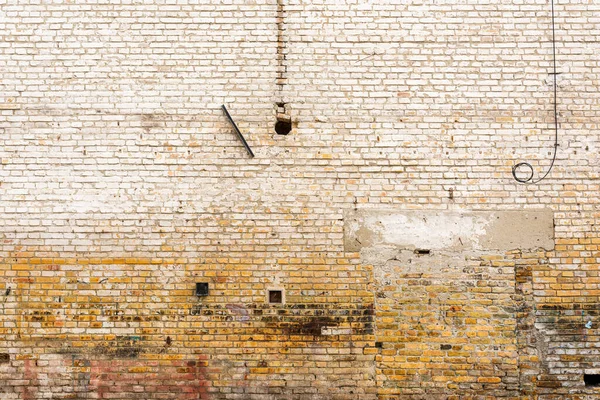 白漆剥落表面作为背景的旧砖墙立面质感 — 图库照片