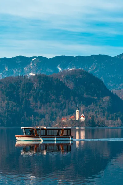 Bled Slovenia Лютого 2023 Туристичний Човен Озері Блед Знаменитий Туристичний — стокове фото