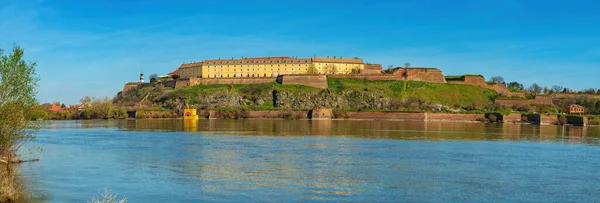 塞尔维亚诺维萨德 Novi Sad 2023年3月24日 多瑙河上的彼得罗瓦拉丁要塞 Petrovaradin Fortress 在1692年至1780年间建造 有时被称为多瑙河上的直布罗陀 — 图库照片
