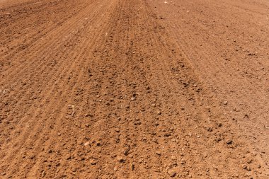 Tarımsal arka plan olarak tarıma hazır, ekilebilir toprak, seçici odaklanma.