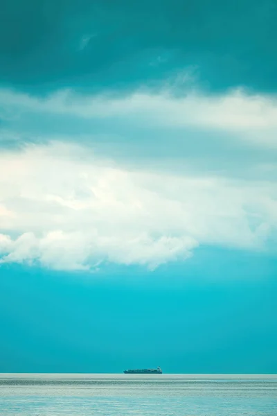 Büyük Konteynır Gemisi Bulutlu Bir Sabahta Denize Açılıyor Seçici Bir — Stok fotoğraf