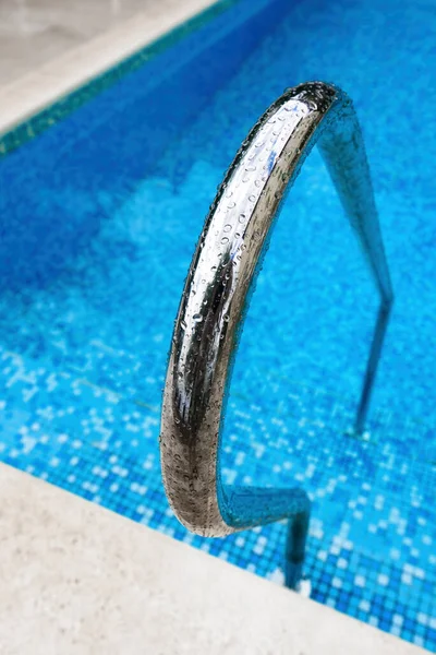 户外游泳池 配有水滴 有选择的焦点 — 图库照片