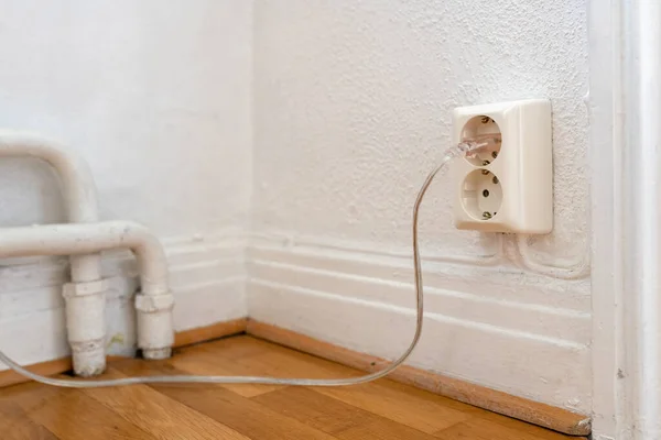 欧洲旧电源插座 墙上有电缆 有选择的焦点 — 图库照片