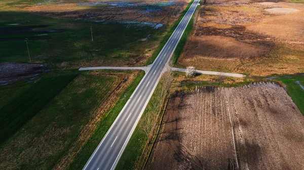 Luftaufnahme Einer Leeren Straße Durch Flache Landschaft Frühling Drohne Hochwinkel — Stockfoto