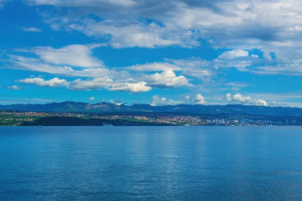 Rijeka クロアチアのアドリア海沿岸の町クヴァルネル湾の海岸線とラヴランの町から見られる — ストック写真