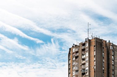 Brutalist mimari örneği, betondan yapılmış yüksek apartman gökdeleni ön cephesinde klimalar var.