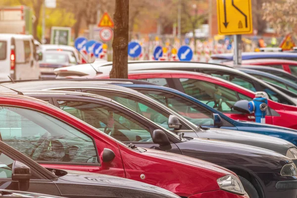 Chaos Ruchu Drogowego Ulicy Miejskiej Wiele Zaparkowanych Samochodów Znaków Drogowych — Zdjęcie stockowe