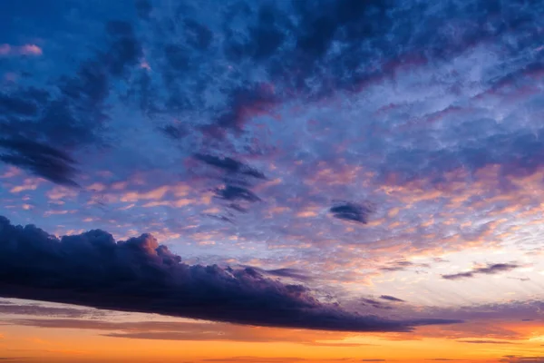 Underbara Fluffiga Moln Vid Solnedgången Himlen Färgglada Landskap Som Naturlig — Stockfoto