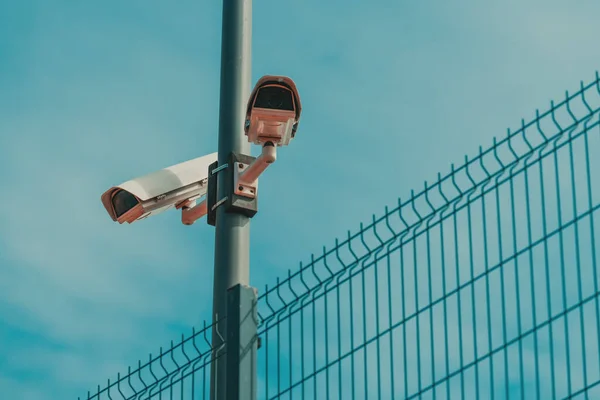 Więzienne Kamery Monitoringu Stoczni Zamontowane Słupie Ostrość Selektywna — Zdjęcie stockowe