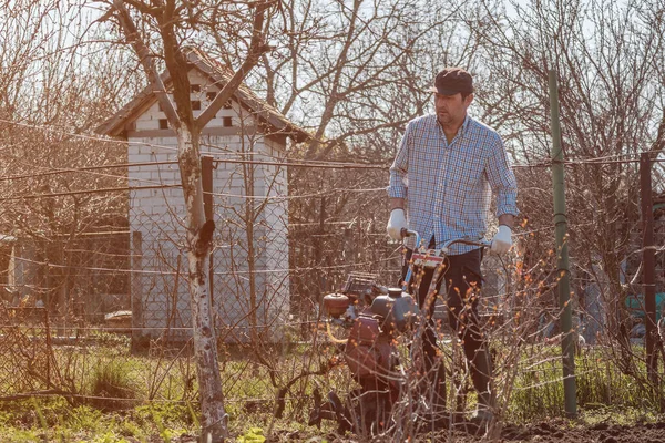Çiftçi Eski Fakir Ziraat Makinesiyle Bahçe Toprağı Ekimi Yapıyor Seçici — Stok fotoğraf