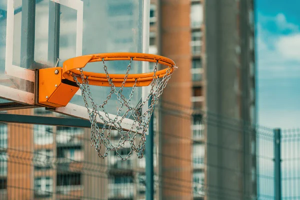 Kültéri Kosárlabda Hátlap Karika Perem Lánchálóval Városi Lakónegyedben Szelektív Fókusz — Stock Fotó