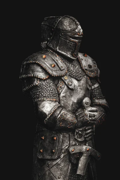 Άγαλμα Του Μεσαιωνικού Ιππότη Μεταλλική Πανοπλία Ένα Σπαθί Απομονωμένο Σκούρο — Φωτογραφία Αρχείου