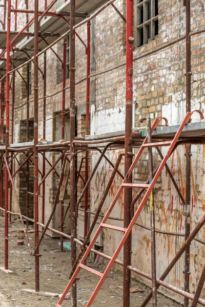 Gerüstbau Auf Baustelle Sanierung Eines Alten Industriegebäudes Selektiver Fokus — Stockfoto