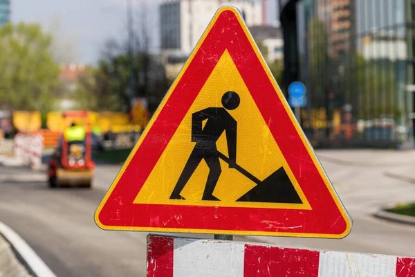 道路維持管理プロジェクトの建設現場での作業交通標識の男性 選択的焦点 — ストック写真